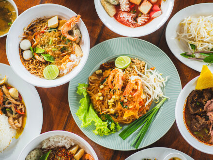 Foto von vielen Tellern mit asiatischem Essen. Die Teller steht auf einem Tisch., Bild © ธันยกร ไกรสร / stock.adobe