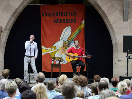Das Bild zeigt ein Konzert beim Barden·treffen in Nürnberg.