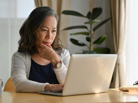Foto von einer Frau mit einem Laptop. © saltdium / stock.adobe