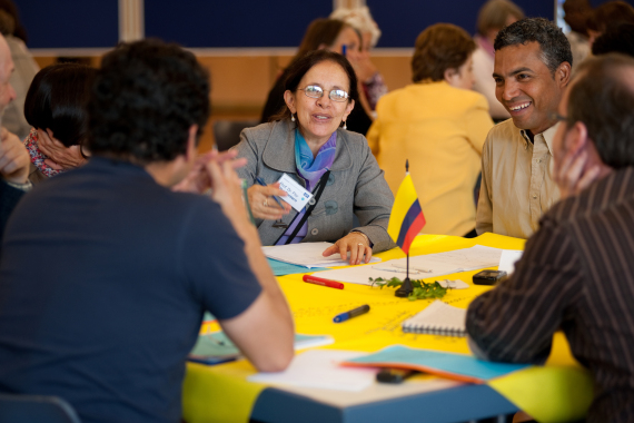 Foto von Menschen aus verschiedenen Ländern bei einer Besprechung.