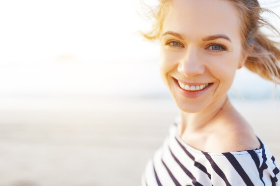 Foto von einer gesunden jungen Frau. Die Frau lächelt.