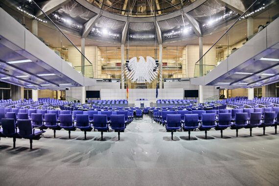 Foto vom Deutschen Bundes·tag von innen.