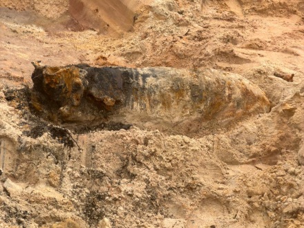 Bild © Stadt Nürnberg Foto von der Flieger·bombe bei der Münchener Straße im Stadt·teil Lichtenreuth., Bild © Stadt Nürnberg