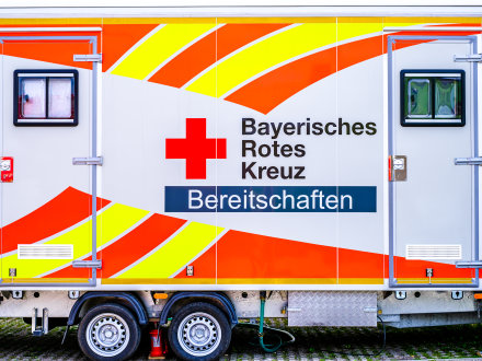 Das Bild zeigt ein Auto vom Bayerischen Roten Kreuz. Auf dem Auto steht: Bayerisches Rotes Kreuz Bereitschaften.