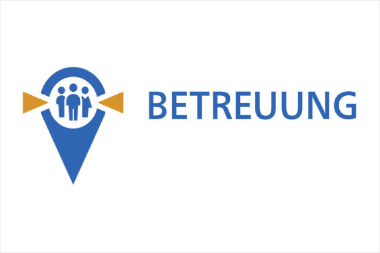 Das Zeichen sieht aus wie eine umgedrehte Träne.In dem runden Teil sind 3 Personen.2 orangene Drei·ecke zeigen auf die Personen.Rechts neben dem Zeichen steht das Wort BETREUUNG., Bild © Amt für Kommunikation und Stadtmarketing / Stadt Nürnberg