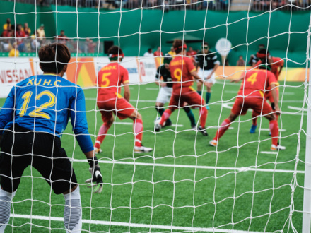 Foto von einem Spiel beim Blinden·fuß·ball.