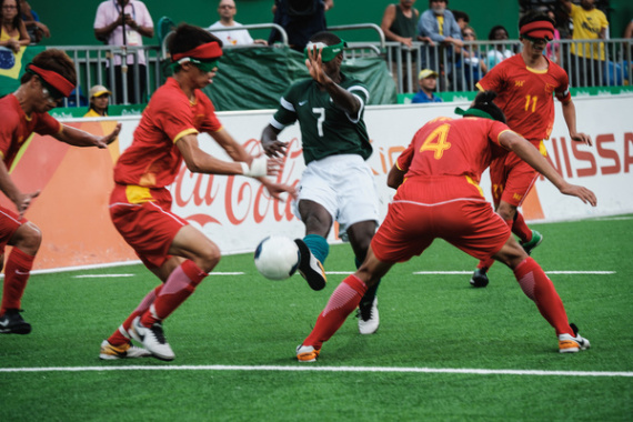 Foto von 5 Männern beim Blinden-Fußball.