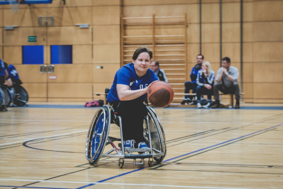 Foto von einer Frau beim Rollstuhl-Basket·ball.