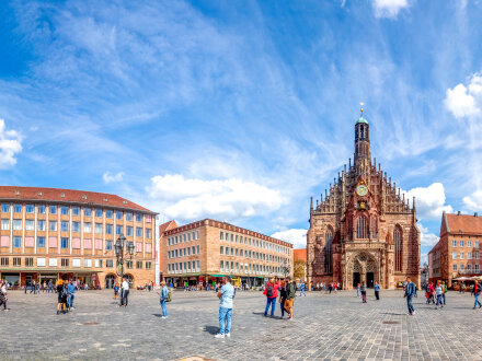 Foto vom Haupt·markt von Nürnberg., Bild © Sina Ettmer / stock.adobe.com