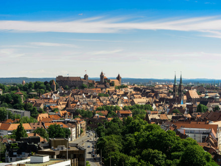Das Bild zeigt die Alt·stadt von Nürnberg von oben.
