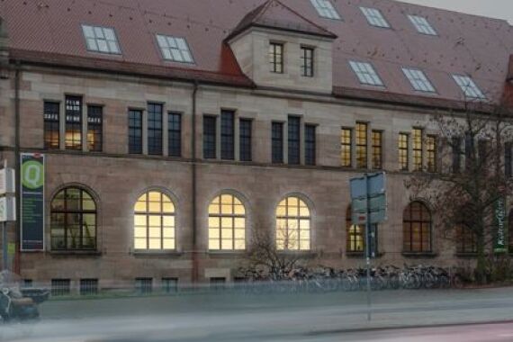 Foto vom Kunst·haus Nürnberg von außen.