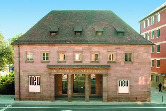 Foto von der Kunst·halle Nürnberg von außen.