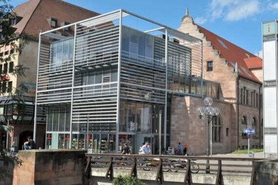 Foto von der Kultur Information Nürnberg von außen.
