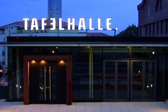 Foto vom Eingang von der Tafel·halle Nürnberg.