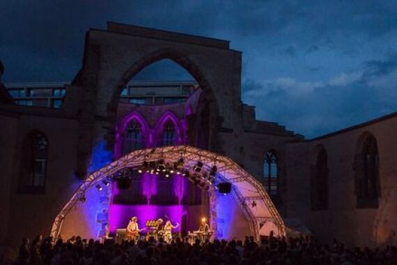 Foto von einem Konzert in der Katharinen·ruine Nürnberg.