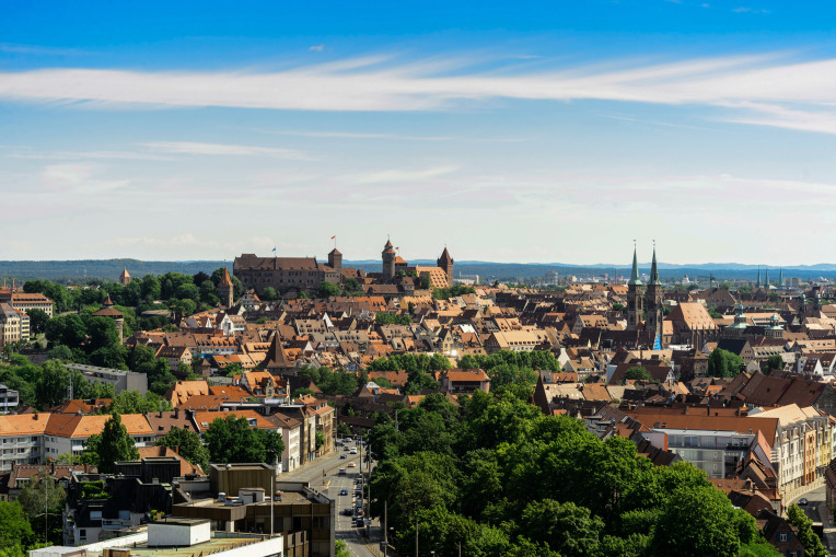 Das Bild zeigt die Alt·stadt von Nürnberg von oben.