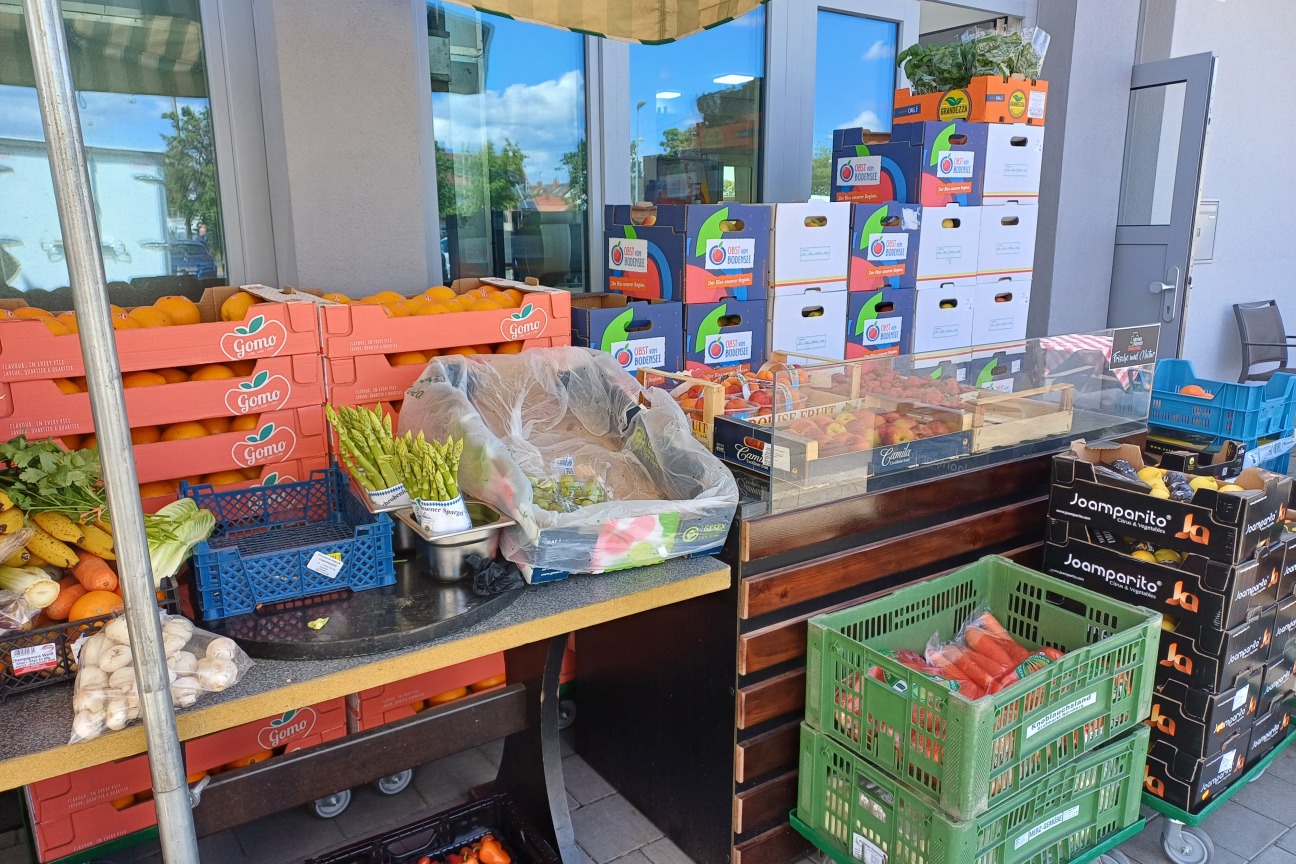 Obst und Gemüseangebot von Akarca´s Grüne Welt in der Ladenzeile am Nürnberger Großmarkt.