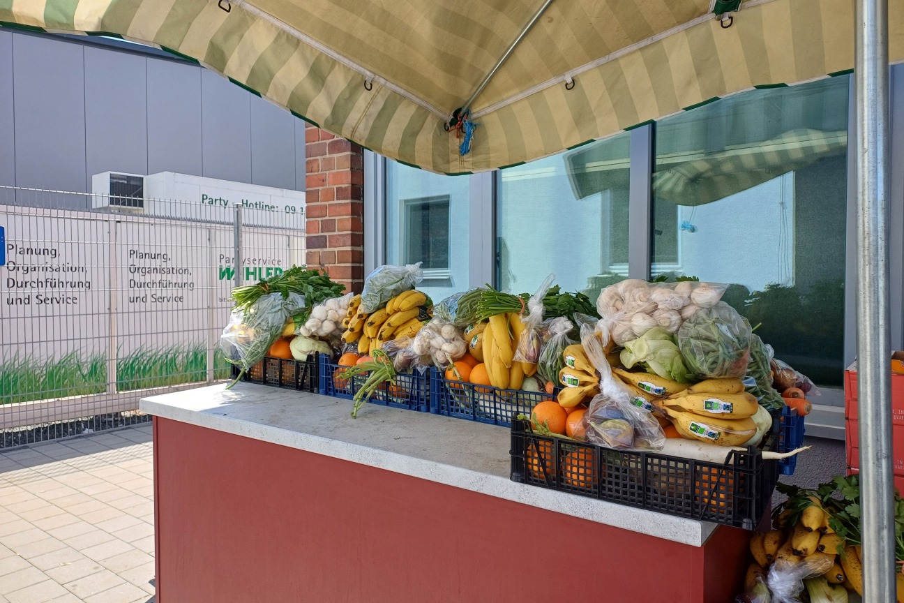 Die abholbereiten Kisten mit verschiedenem Obst und Gemüse von Akarca´s Grüne Welt.