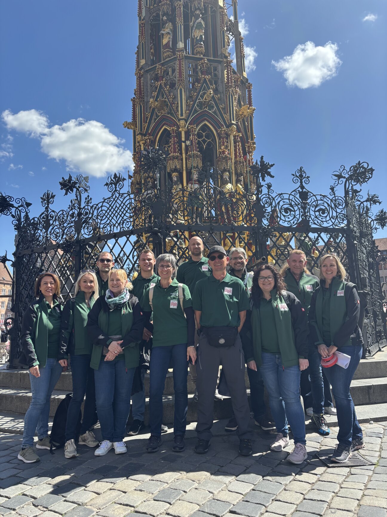 Das Team der Nürnberger Märkte vor dem Schönen Brunnen beim Trempelmarkt im Mai 2025, Bild © Katharina Rößner / Nürnberger Märkte