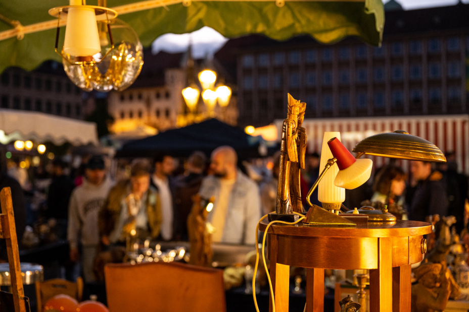 Abends auf dem Nürnberger Trempelmarkt.