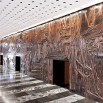 Das Kupferrelief im großen Foyer.