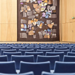 Wandteppich auf der Bühne des kleinen Saals.