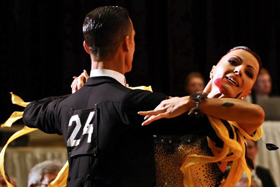 Ein Tanzpaar bei den deutschen Tanzmeisterschaften 2011.