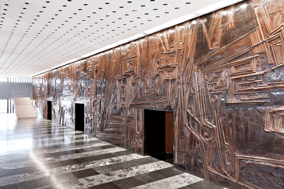 Das Kupferrelief im großen Foyer.