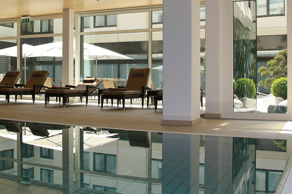 Der Pool des Ramada Nürnberg Parkhotels.