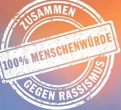 Logo der Wochen gegen Rassismus 2025 auf orange und lila mit dem Motto "100% Menschenwürde. Zusammen gegen Rassismus"