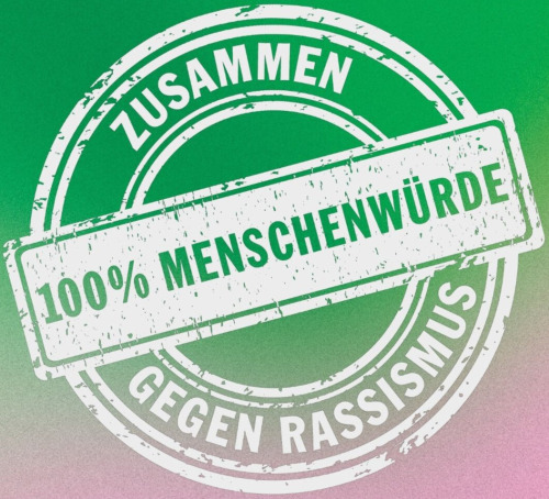 Logo Wochen gegen Rassismus 2026 in grün und rosa mit dem Motto "100% Menschenwürde. Zusammen gegen Rassismus"