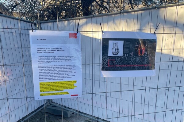 Zwei der Banner, die sich auf die Artikel 21 und 22 beziehen (Versammlungsfreiheit und Wahlrecht) wurden gestohlen und ein drittes (Artikel 23: Recht auf Arbeit und Unterstützung) schwer beschädigt. Dieses zeigt eine schwarze Person, die einen Hilferuf in Händen hält. Gesicht und Hände der Abbildung wurden mit einschussähnlichen Beschädigungen versehen.