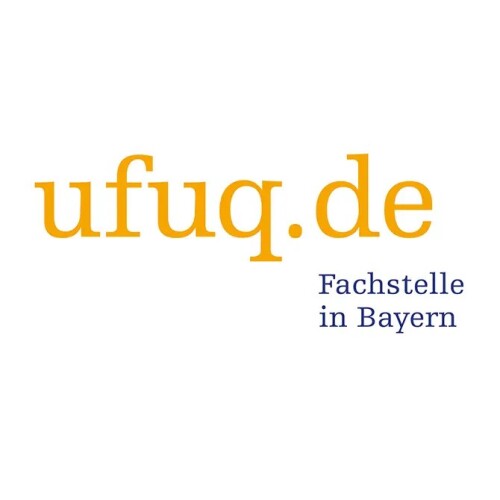 Logo Ufuq.de Fachstelle Bayern in oranger und blauer Schrift. © Menschenrechtsbüro / Stadt Nürnberg