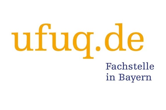 Logo Ufuq.de Fachstelle Bayern in oranger und blauer Schrift.