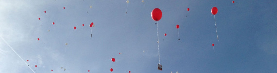 Zum Abschluss der Friedenstafel starteten Hunderte Ballons in den Himmel.