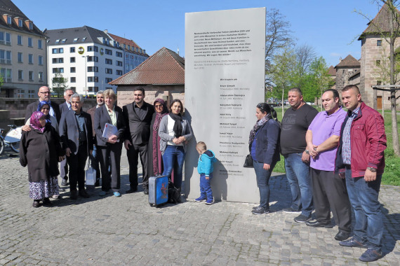 Die Familien der NSU-Opfer neben der Gedenkstele.