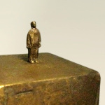 Die Skulptur des Unternehmenspreises zeigt eine bronzefarbene Fi