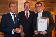 Die Träger des Nürnberger Preises für diskriminierungsfreie Unternehmenskultur von 2014 mit Oberbürgermeister Ulrich Maly.