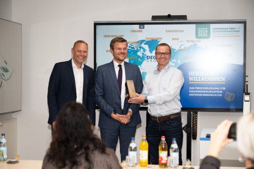 Übergabe der Preisstatue des Unternehmenspreises an die Firma Degen durch Oberbürgermeister Marcus König.