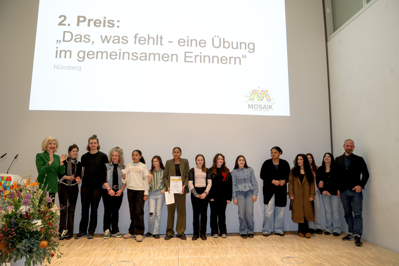 Bürgermeisterin Prof. Dr. Julia Lehner mit den Preisträger*innen des 2. Preises
