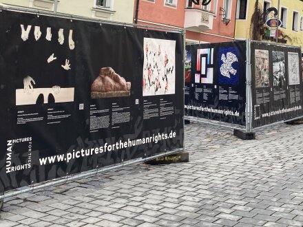 Foto von den Plakat·wänden von der Ausstellung: Pictures for the Human Rights.