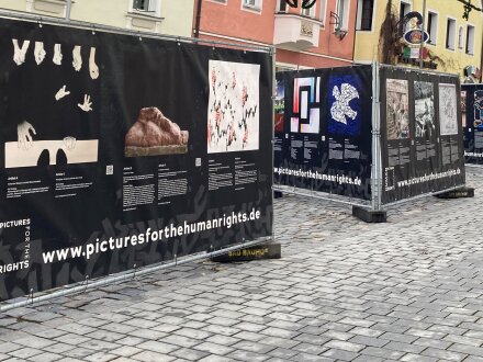 Foto von den Plakat·wänden von der Ausstellung: Pictures for the Human Rights.