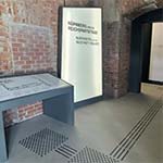 Eingang zur neuen Dauerausstellung, alle Räume sind barrierearm zugänglich und mit Bodenleitlinien versehen.