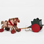 Dieses handgefertigte Pferdegespann mit Wagen war das Lieblingsspielzeug von Peter R. Sein Vater hatte es 1943 von einem Fronturlaub mitgebracht.