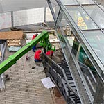 Bauarbeiten an der Treppe des Dokumentationszentrums.