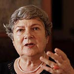 Filmszene mit einer Zeitzeugin.