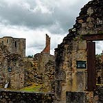 Oradour wurde nach dem Krieg zum historischen Denkmal erklärt und als Mahnmal so stehen gelassen wie die SS den Ort hinterlassen hatte.