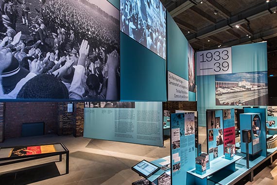 Blick in die Interimsausstellung in der Großen Ausstellungshalle des Dokumentationszentrums.