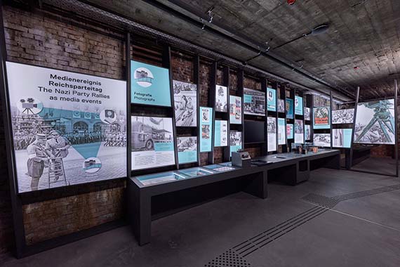 Blick in den Ausstellungsraum "Medienereignis Reichsparteitag": Eine Bodenleitlinie führt Blinde und Seheingeschränkte durch die Räume.