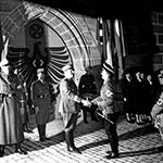 Nürnbergs Oberbürgermeister Willy Liebel begrüßt Gäste vor der Reichsjugendherberge in Nürnberg, 1938.